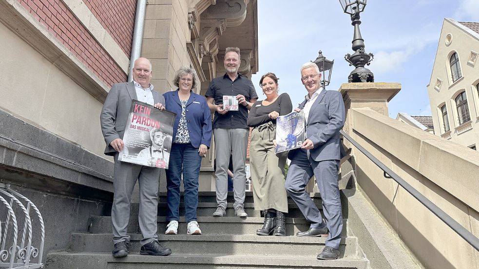 Freuen sich auf die neue Spielzeit: Leers Bürgermeister Claus-Peter Horst (links), Grit Fokken (2. v. l.) und Franziska Ramm (2. v. r.), die bei der Stadt Leer für den Kulturbereich zuständig sind, Olaf Strieb, Intendant der Landesbühne Nord (Mitte) und Matthias Groote, Landrat des Kreises Leer (rechts). Foto: Svenja Albers