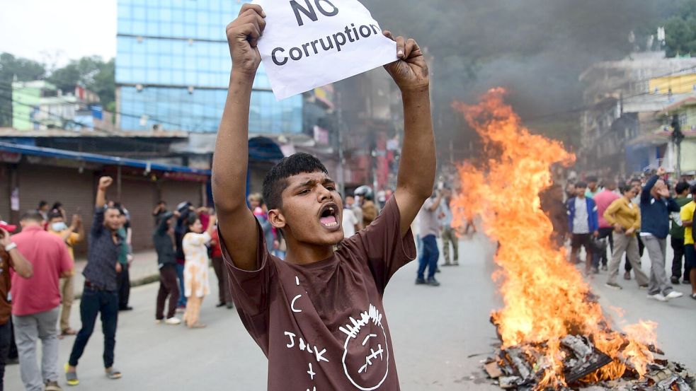 Ein Demonstrant in Nepal hält ein Blatt mit der Forderung nach einem Ende der Korruption hoch. Foto: Safal Prakash Shrestha