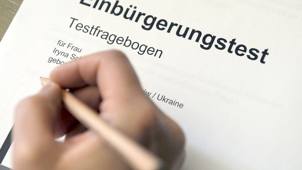 Erfolgreich absolvierte Sprachtests werden nicht nur für die Einbürgerung verlangt, sondern in vielen Fällen auch für den Familiennachzug. (Symbolbild) Foto: Uli Deck/dpa