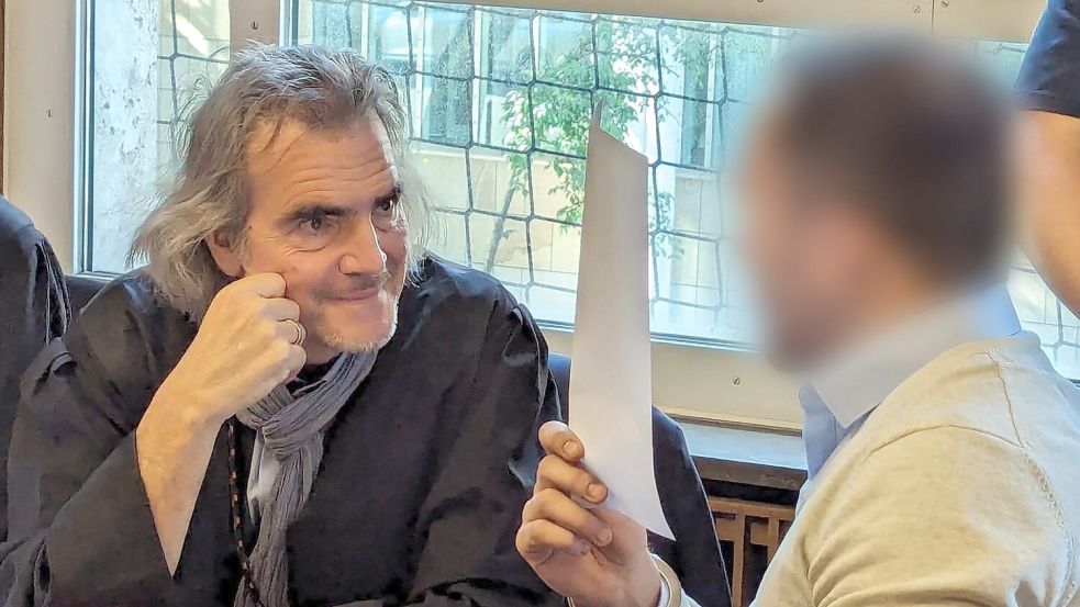 In Stuttgart standen 2024 insgesamt drei Brüder wegen Hunderter gefälschter Sprach- und Einbürgerungstests vor Gericht. Der erste Prozess betraf zwei Brüder. Der dritte Bruder hatte sich zunächst ins Ausland abgesetzt und wurde vom Landgericht Stuttgart später verurteilt. (Archivfoto) Foto: Martin Oversohl/dpa