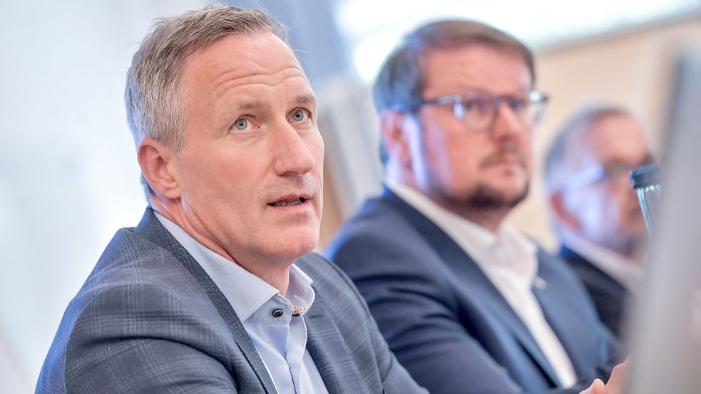 Kurz vor Beginn der Aufsichtsratssitzung im Auricher Seminarhotel (von links): Klinikchef Dirk Balster, der Emder Oberbürgermeister Tim Kruithoff und der Auricher Landrat Olaf Meinen. Foto: Klaus Ortgies