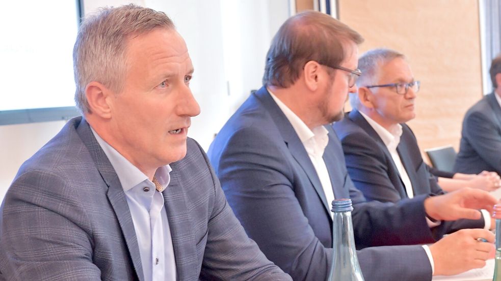 Am Dienstag bei der Aufsichtsratssitzung in Aurich (von links): Klinikchef Dirk Balster, Aufsichtsratsvorsitzender und Emder Oberbürgermeister Tim Kruithoff und der Auricher Landrat Olaf Meinen. Foto: Klaus Ortgies