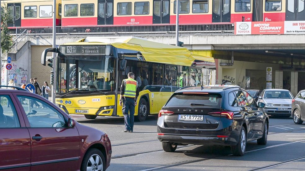 Während des Stromausfalls fielen auch Ampeln aus. Foto: Jens Kalaene