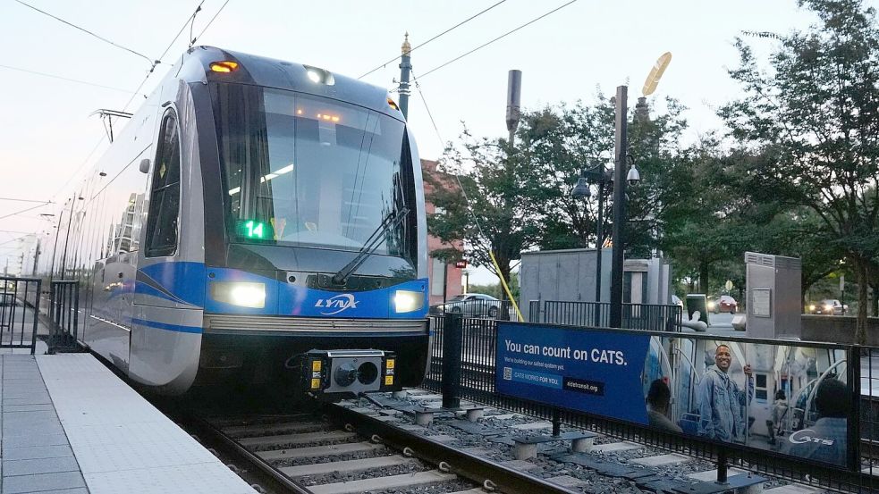 In einer Stadtbahn in den USA kam es zu einem tödlichen Angriff auf eine junge Frau. Foto: Erik Verduzco/AP/dpa