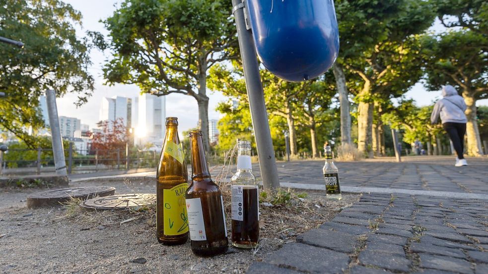 Leere Bier- und Limonadenflaschen gehören in Deutschland zunehmend zum Stadtbild. (Archivbild) Foto: Hannes P. Albert