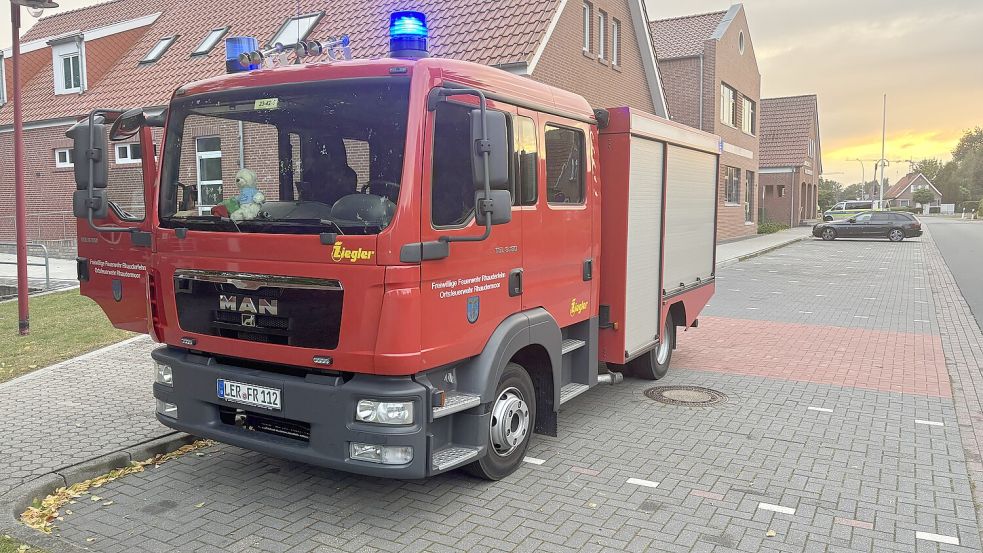 Die Feuerwehr hatte es nicht weit – die Grundschule liegt direkt neben dem Feuerwehrhaus. Foto: Carsten Ammermann