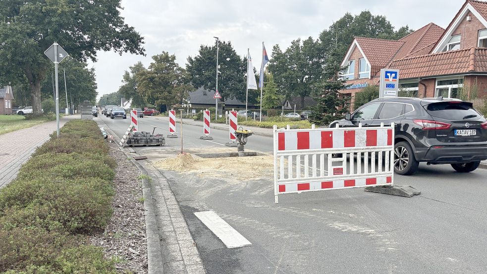 In Höhe der Raiffeisenbank Strücklingen-Idafehn ist es am Dienstag zu einer halbseitigen Sperrung gekommen. Fotos: Henrik Zein