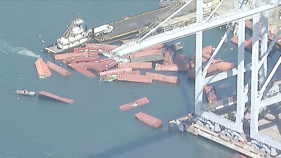 Noch steht die Ursache für den Unfall nicht fest. In Medienberichten hieß es, der Frachter habe Schlagseite bekommen. Foto: Uncredited/KABC-TV/AP/dpa