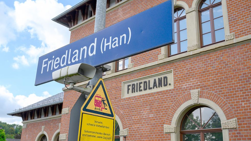 Ein 31 Jahre alter Iraker steht im Verdacht, die Jugendliche am 11. August am Bahnhof Friedland gegen einen durchfahrenden Güterzug gestoßen zu haben. Foto: dpa/Swen Pförtner