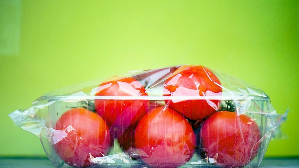 Trotz jahrelanger Nachhaltigkeitsdebatten wird Gemüse häufig noch in Plastikverpackungen verkauft. (Symbolbild) Foto: Arno Burgi
