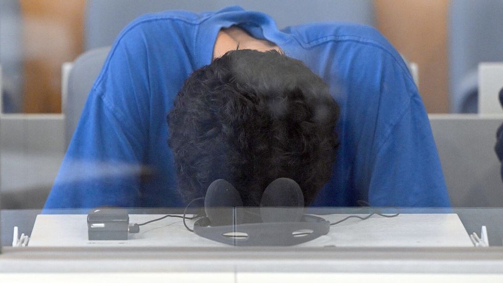 Der Angeklagte im Gerichtssaal des Oberlandesgerichts: Auf dem Stadtfest in Solingen soll der Syrer Issa al Hasan (27) drei Menschen erstochen haben. Foto: dpa/Federico Gambarini