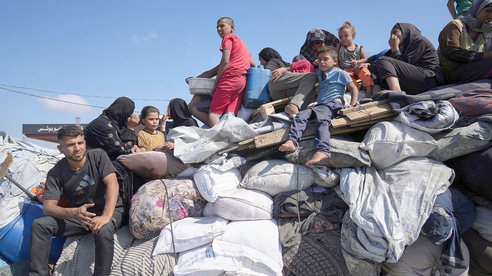 Palästinenser im Gazastreifen auf der Flucht. Foto: Jehad Alshrafi/AP/dpa