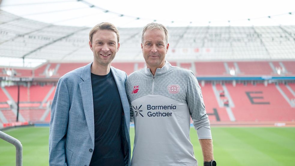 Kasper Hjulmand (r) und Simon Rolfes kennen sich schon länger. Foto: Marius Becker