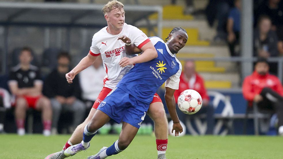 Der SV Großefehn leistete durchaus Gegenwehr. Das bekommt hier der Emder Michael Igwe (vorne) zu spüren. Fotos: Jens Doden
