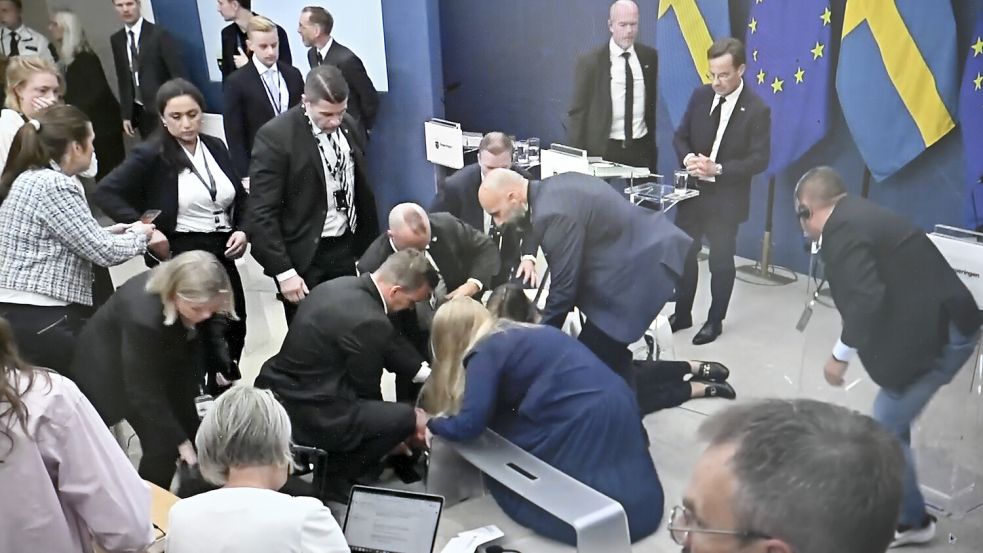 Die Gesundheitsministerin Elisabet Lann verlor bei einer Pressekonferenz das Bewusstsein. Foto: IMAGO/TT/Henrik Montgomery