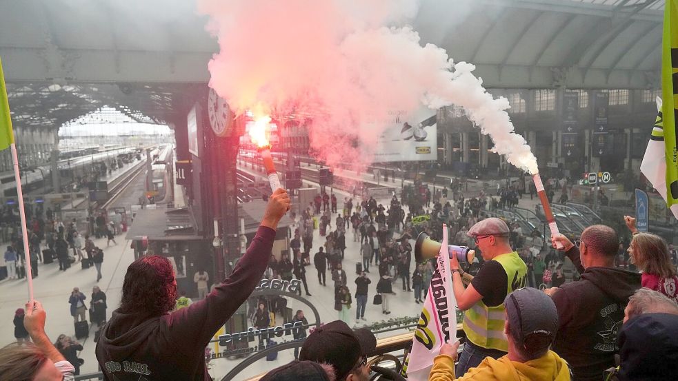 In zahlreichen Städten gab es Protestaktionen. Foto: Thibault Camus/AP/dpa