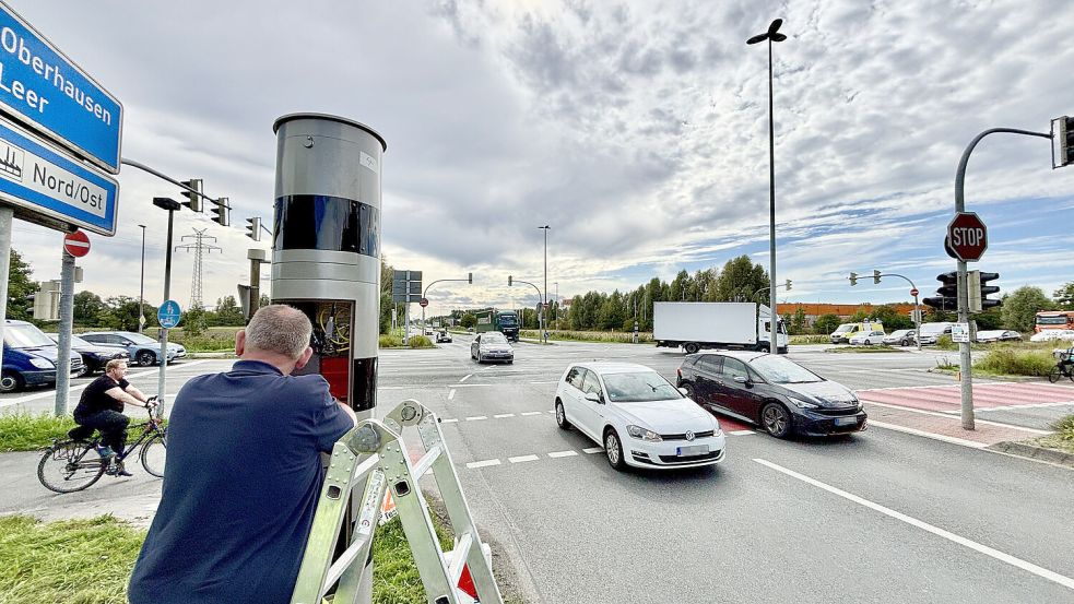 An der sogenannten VW-Kreuzung in der Nähe des Dollart-Centers stehen inzwischen zwei Ampelblitzer. Wenn alles klappt, sollen sie schon bald die ersten Fotos machen. Foto: Klaus Ortgies