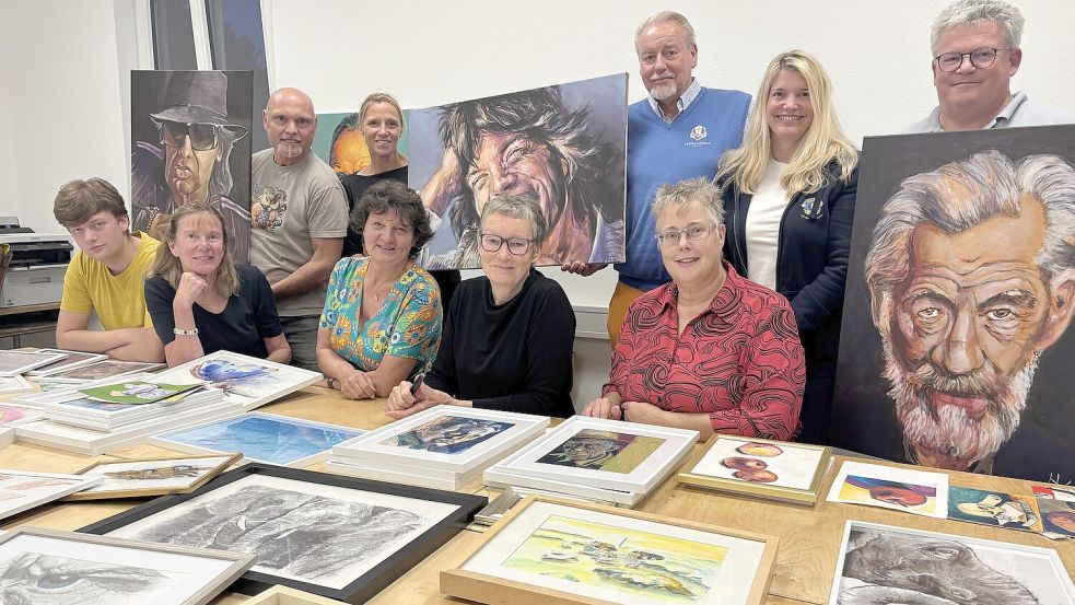 Die Malschüler und Malschülerinnen von Nicolaus Hippen sowie die Mitglieder des Lions Clubs Aurich Aurora und Moderator Dietmar Müller-Dunkmann freuen sich auf die Auktion im Kunstpavillon. Foto: Mieke Matthes