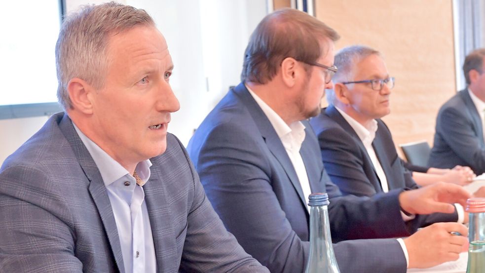 Kurz vor Beginn der Gremiensitzung in Aurich (von links): Klinikchef Dirk Balster, der Aufsichtsratsvorsitzende und Emder Oberbürgermeister Tim Kruithoff sowie der Auricher Landrat Olaf Meinen.Foto: Klaus Ortgies