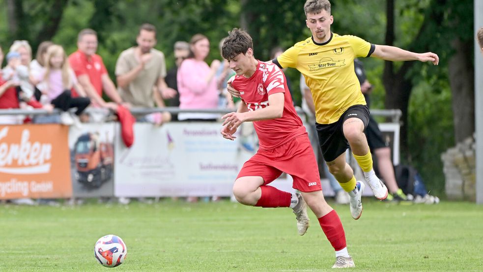 Der VfB Germania Wiesmoor (am Ball Til Aden) gastiert am Freitag beim TuS Middels. Foto: Jens Doden, Blomberg