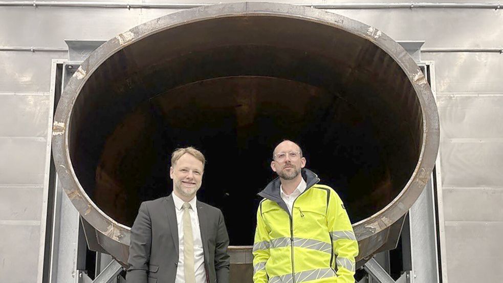 Niedersachsens Finanzminister Gerald Heere (Grüne) steht mit Stephan Rinne (rechts im Bild) vom staatlichen Baumanagement vor dem Stahltrichter der Lärmschutzhalle. Foto: Imke Oltmanns
