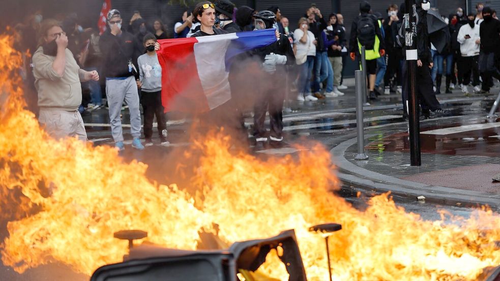 Vielerorts gab es Feuer auf öffentlichen Straßen. Foto: Jean-Francois Badias/AP/dpa