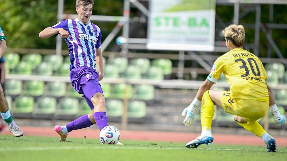 Deutete sein Potenzial bereits an: Bernd Riesselmann, hier bei seinem Treffer im Testspiel gegen Werder Bremen, hat seinen Vertrag beim VfL Osnabrück verlängert. Foto: Michael Titgemeyer