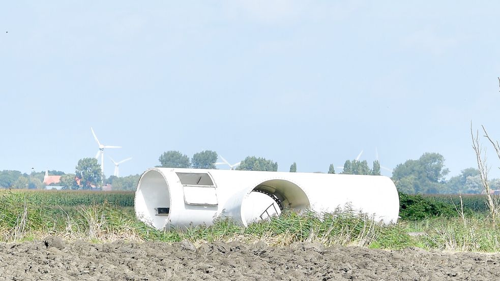 Noch immer (2. September) liegen Teile der Windkraftanlage auf dem Feld in der Krummhörn. Foto: Heinz Wagenaar