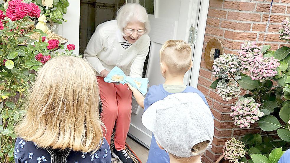 Mit leckerem Kuchen wurde diese Emderin überrascht. Mädchen und Jungen aus der Awo-Kita zogen durch den Ort, um ihren Nachbarn eine Freude zu bereiten. Foto: privat