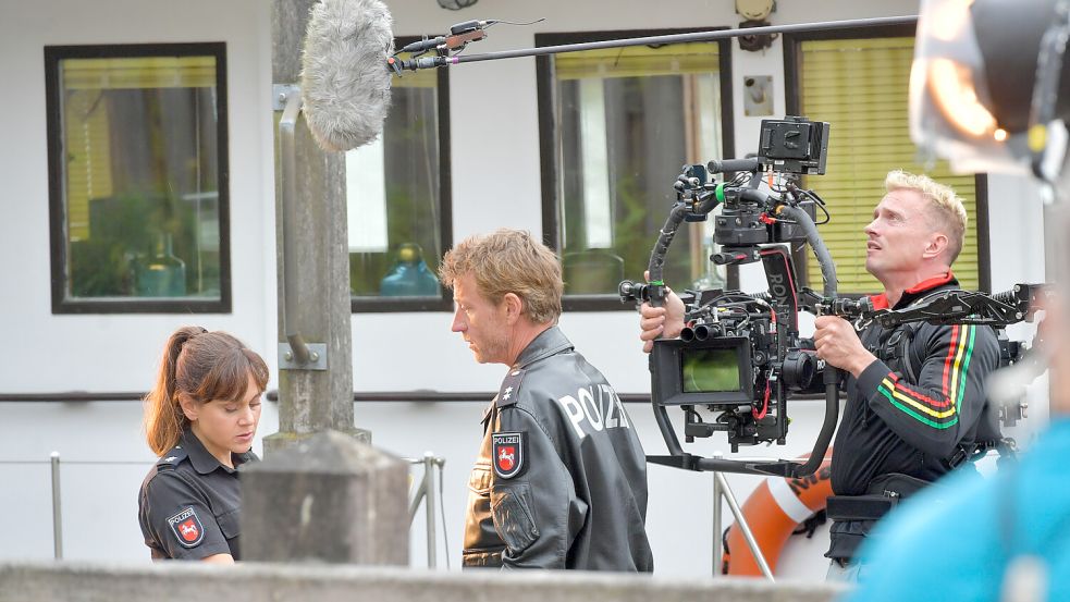 In Leer wird gedreht: Für die „Friesland“-Reihe stehen hier Sophie Dal und Maxim Mehmet vor der Kamera. Foto: Klaus Ortgies