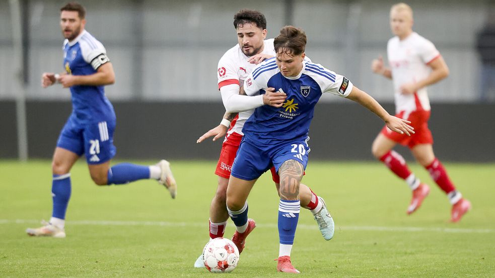 Kickers Emden (am Ball Noah Gumpert) will bei Eintracht Norderstedt den ersten Auswärtssieg der Saison einfahren. Foto: Jens Doden/Emden