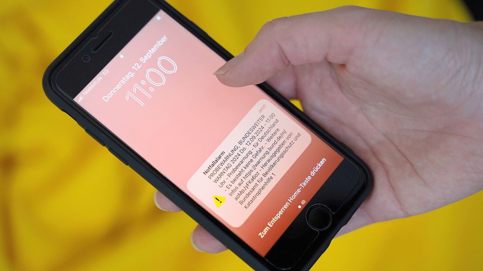 Wie auch schon im letzten Jahr, schrillen am zweiten Donnerstag im September die Alarmtöne auf den Smartphones. In diesem Jahr geht es am 11. September um 11 Uhr los. Foto: dpa/Alicia Windzio