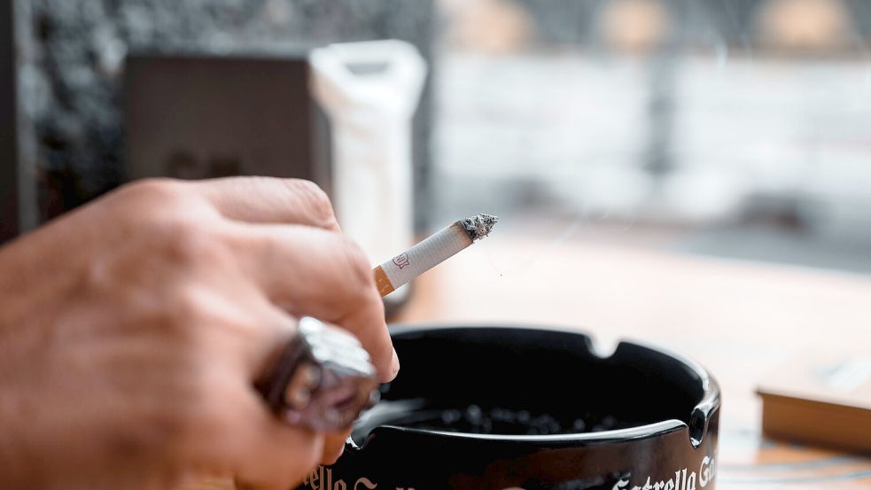 Auch auf den Außenterrassen von Restaurants und Cafés darf in Spanien künftig nicht mehr geraucht werden. Foto: IMAGO/Europa Press