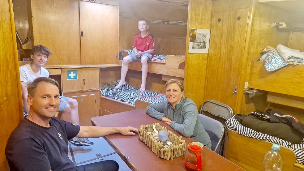 Die Familie Albrecht übernachtet gern in den Kojen unter Deck. Foto: Tatjana Gettkowski