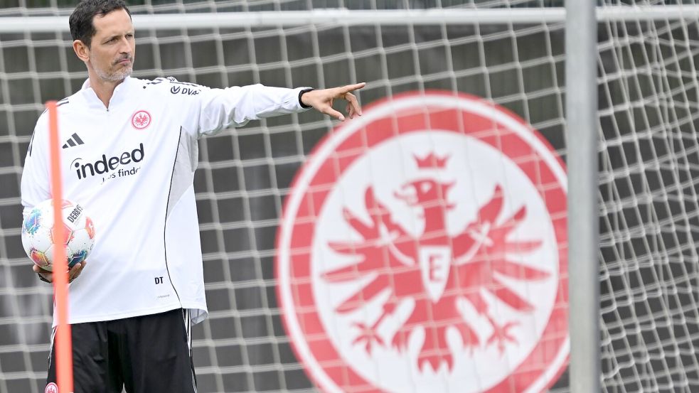 Verfolgt mit der Eintracht in dieser Saison hohe Ziele: Trainer Dino Toppmöller. Foto: Arne Dedert