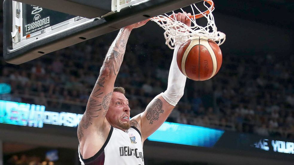 Daniel Theis und den deutschen Basketballern fehlen noch zwei Siege zum EM-Titel. Foto: Matthias Stickel