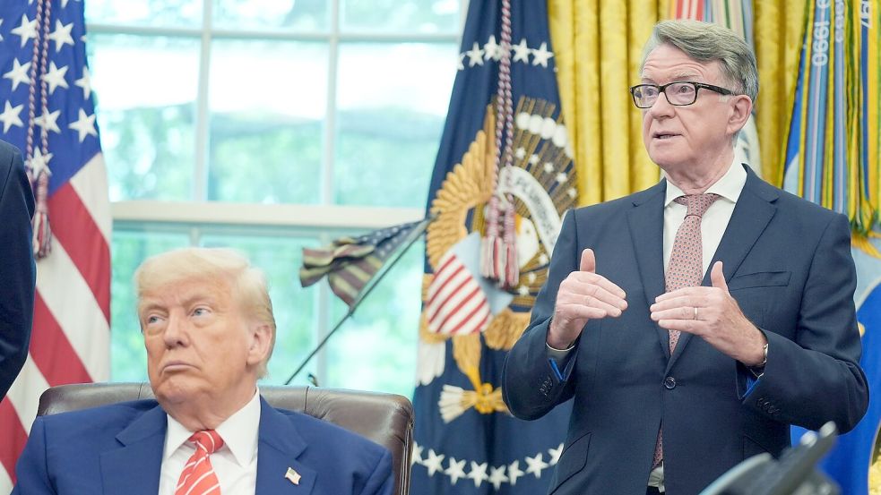 US-Präsident Trump und Peter Mandelson gerieten durch ihre Beziehungen zu Epstein beide unter Druck. (Archivbild) Foto: Evan Vucci/AP/dpa