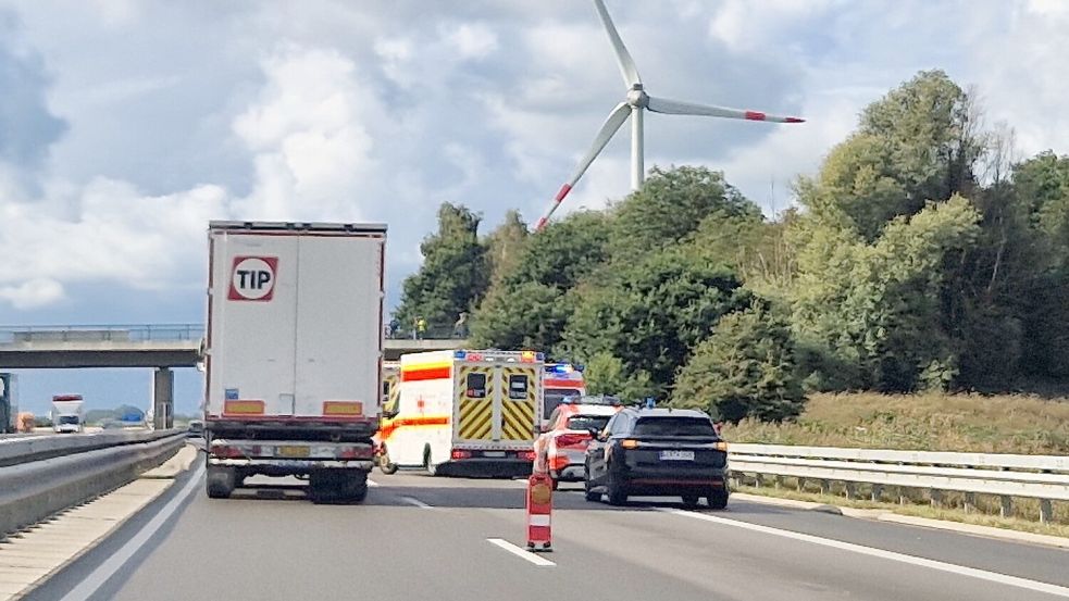 Der Hauptfahrstreifen war während der Unfallaufnahme gesperrt. Auf dem Überholstreifen konnte der Verkehr passieren. Foto: Tatjana Gettkowski