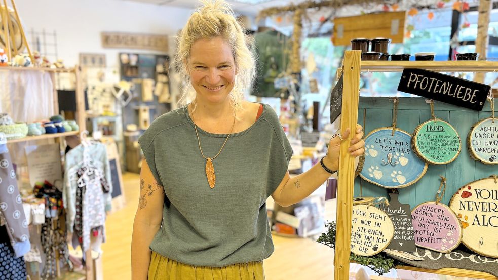 Ilse van Opzeeland gehört zum festen Team bei „Kreuz & Quer“ und verkauft Honig, Met, Seifen, Kerzen und andere Imkereiprodukte. Foto: Nicole Böning