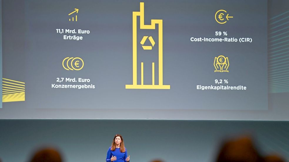 Commerzbank-Chefin Bettina Orlopp will Aktionärinnen und Aktionäre durch höhere Gewinn und steigende Ausschüttungen bei der Stange halten. (Archivbild) Foto: Arne Dedert