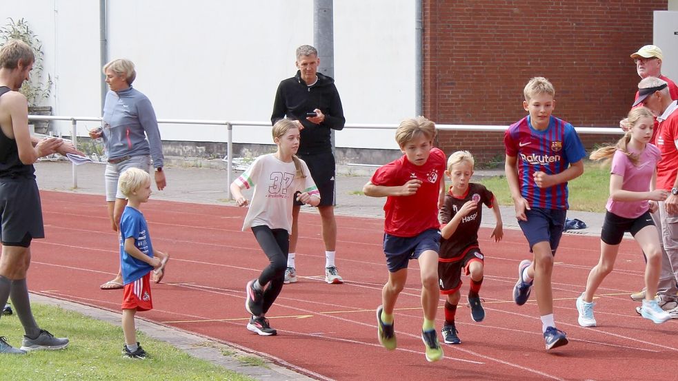Auf die Plätze, fertig, los! Auch der Nachwuchs strengte sich an, die Bedingungen für das Sportabzeichen zu erfüllen. Foto: Czempiel