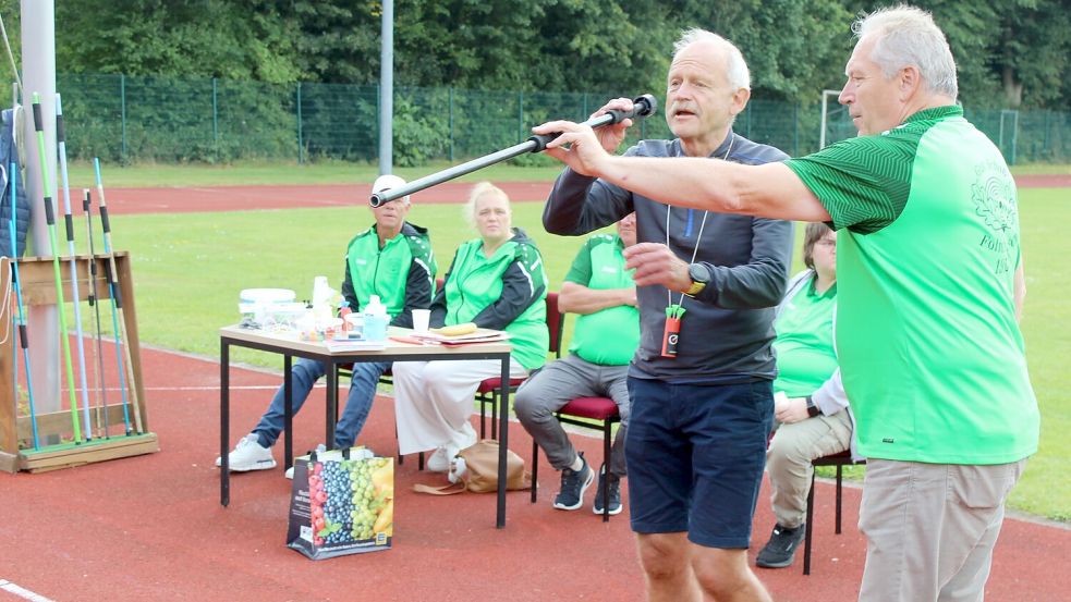 Karl-Gerhard Laaken (rechts) von Gut Schuss Folmhusen erklärt dem KSB-Vorsitzenden Jörg Kromminga, wie das Schießen mit dem Blasrohr funktioniert. Foto: Czempiel