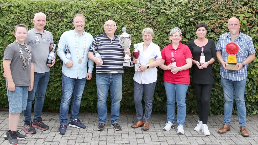 Die Schützen in Leer haben ein neues Königshaus. Ihre Pokale und Preise präsentieren (von links): Schülerkönig Timo Pohlenz, Erster Adjutant Carsten Pohlenz, König Frank Fleßner, Zweiter Adjutant und Gewinner des Pokals der König Henry Pohlenz, Erste Hofdame und Gewinnerin des Damenpokal Claudia Nickisch, Erste Dame Marina Bents, Zweite Hofdame Saskia Read Linton und Sonderkönig Jens-Peter Scholl. Foto: privat