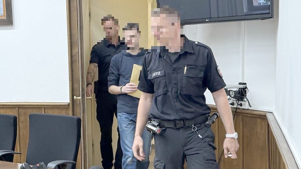 Der Angeklagte wird – ebenso wie seine Frau – an den Prozesstagen in Handschellen in den Gerichtssaal geführt. Foto: Holger Janssen