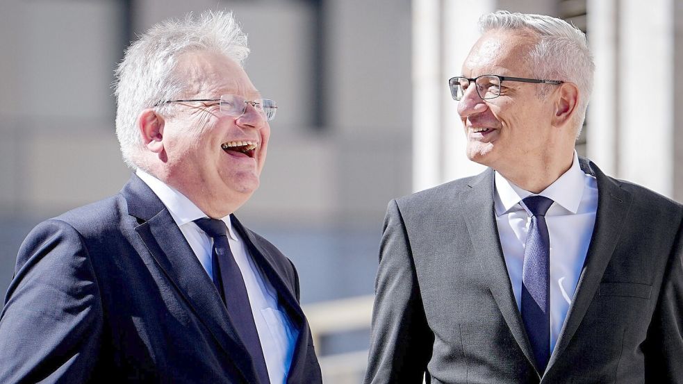 Der neue BND-Präsident Martin Jäger mit seinem Vorgänger Bruno Kahl, der nach neun Jahren im Amt auf eigenen Wunsch für Deutschland an den Heiligen Stuhl in Rom wechselt. Foto: Kay Nietfeld/dpa
