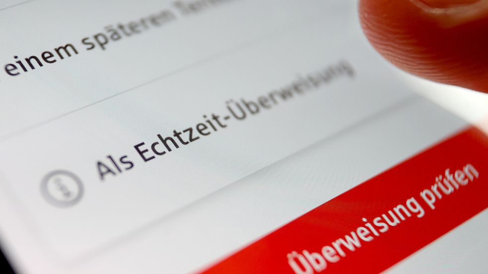 Verbraucherinnen und Verbraucher können künftig EU-weit binnen weniger Sekunden ohne zusätzliche Kosten Eurobeträge überweisen. Foto: Karl-Josef Hildenbrand/dpa