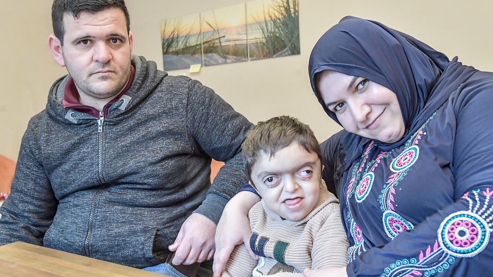 Ibrahim und Fatma Abdallah mit ihrem Sohn Mohammed. Wegen seiner seltenen Krankheit sind die Eltern vor dem Krieg mit ihm nach Deutschland geflohen. Foto: Klaus Ortgies/Archiv