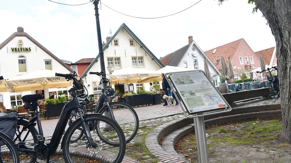Das Schild am Markt von Greetsiel werde oft von Fahrrädern zugestellt, so Detlef Meyer-Rongelraths. Nur wenigen Besuchern falle es darum auf. Foto: Heinz Wagenaar