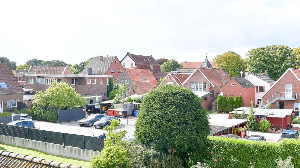 Heute ein Parkplatz, früher eine Burg: An dieser Stelle in Greetsiel stand einst die Cirksenaburg. Foto: Heinz Wagenaar