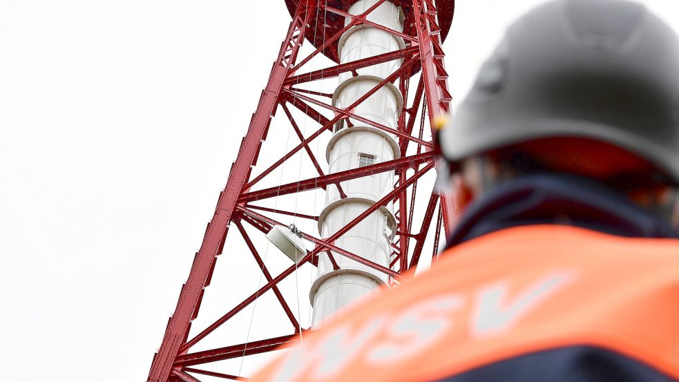 Knapp 60 Meter müssen die Richtfunkspiegel nach oben befördert werden. Fotos: Heinz Wagenaar